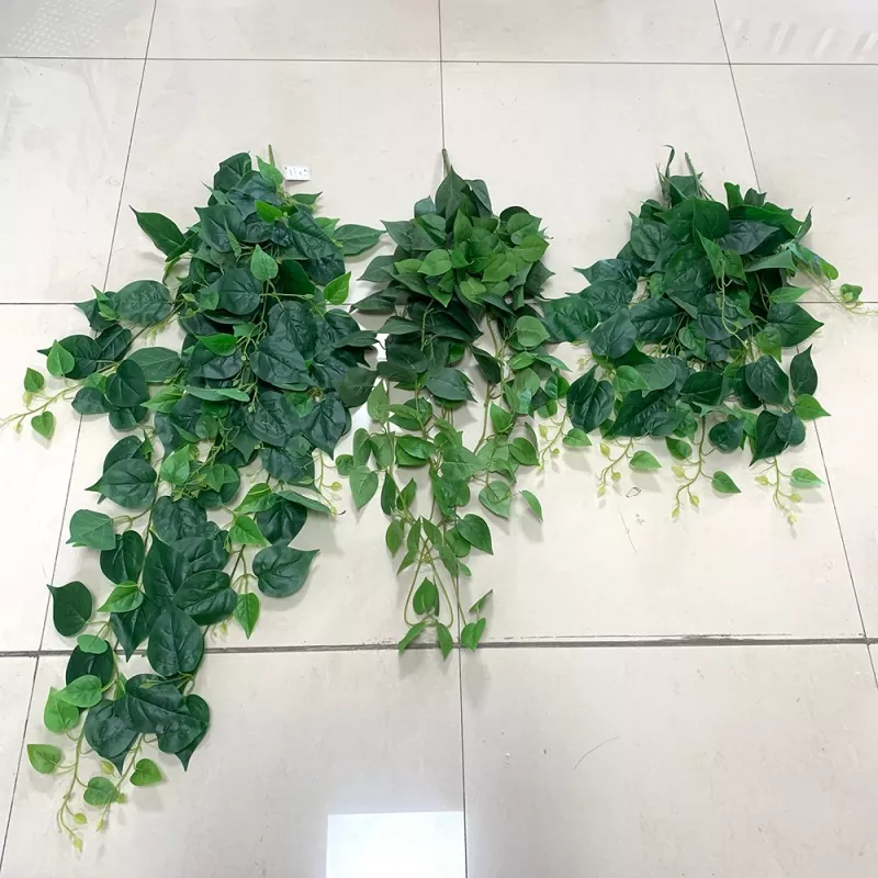 Plante artificiale agățate de perete